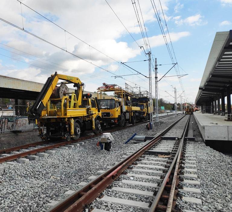 Maszyny budowlane stojące na torach